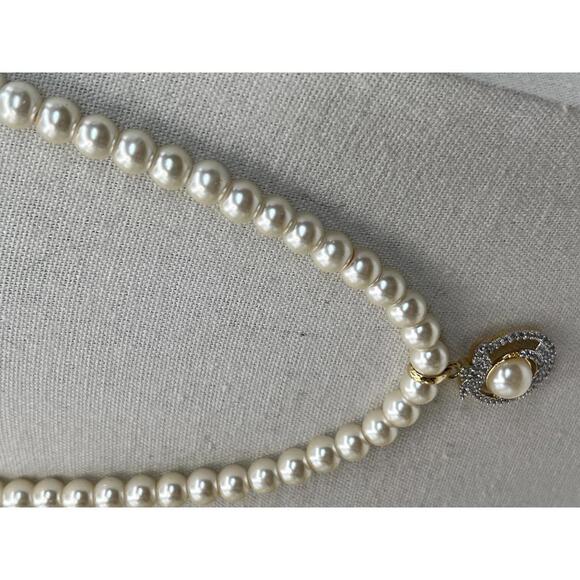 Classic Faux Pearl Necklace with Decorative Pendant - Picture 6 of 9